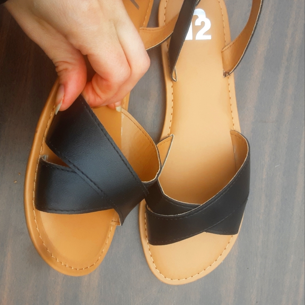 🍀3/15 🆕️ R2 black Sandals - Picture 2 of 5